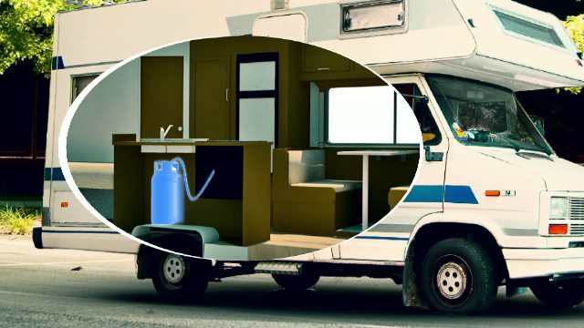 Tatăl fetiţei care a ars de vie în rulotă mistuită de flăcări se zbate între viaţă şi moarte