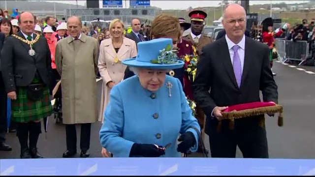 Regina Elisabeta a II-a a inaugurat oficial cel mai lung pod suspendat din lume