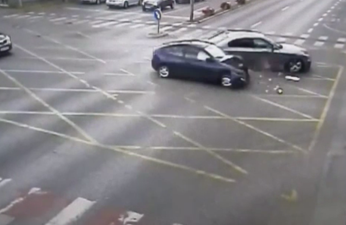 Accident violent în Timişoara. Un șofer a ignorat semaforul roșu și a izbit o altă mașină