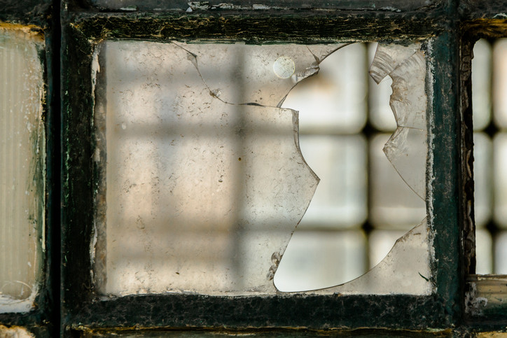 Minor ameninţat cu moartea fiindcă a spart un geam. Ce a fost pus să facă