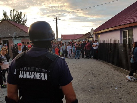 Scandal cu 40 de romi în Buzău. Zeci de jandarmi și polițiști au intervenit