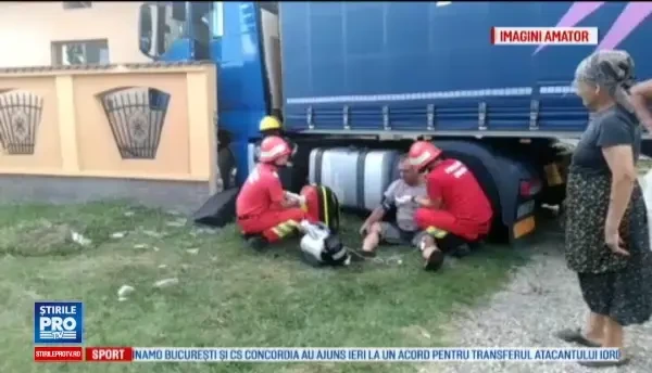 Un TIR scăpat de sub control a intrat într-o casă, în Dâmbovița
