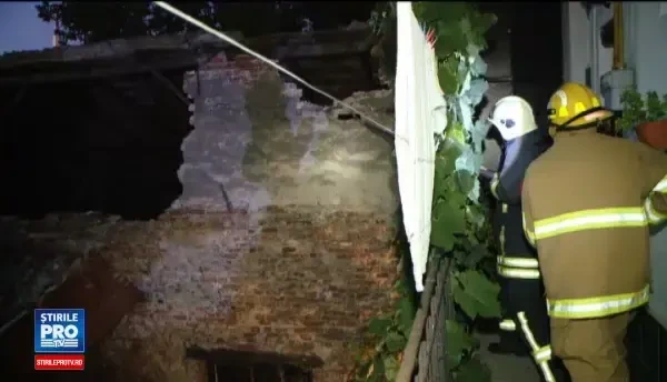 O casă veche era să cadă peste copiii vecinilor, în Timişoara