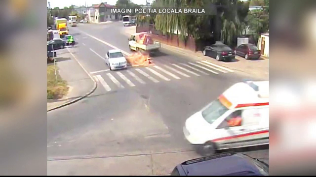 Incident filmat în Brăila. O camionetă cu cărămizi se ”descarcă” din cauza vitezei