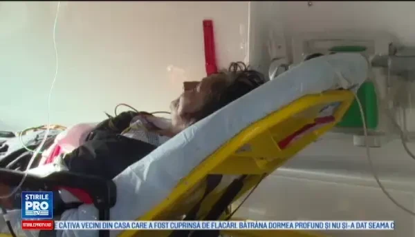 Bătrână din Argeș, salvată în ultima clipă dintr-un incendiu de doi vecini