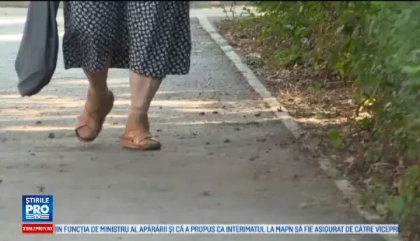 A rămas fără bijuteriile de aur după ce o străină a abordat-o pe stradă. Ce a urmat