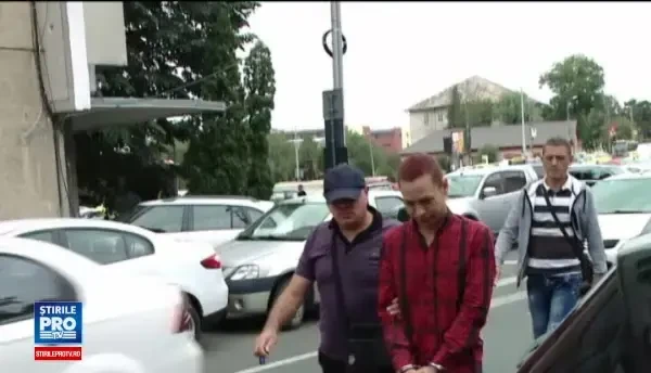 Un bărbat din Iaşi a fost jefuit după ce a fost sedus de un tânăr deghizat în ... femeie