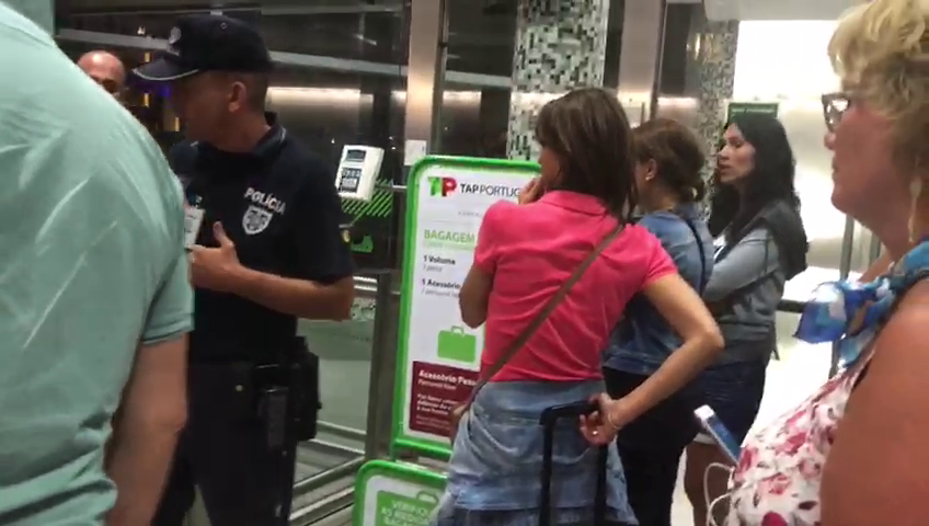 rom&acirc;ni blocați &icirc;n aeroportul din Lisabona