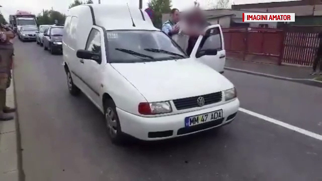 Un șofer a oprit mașina în mijlocul drumului. Ce au descoperit martorii când i-au sărit în ajutor