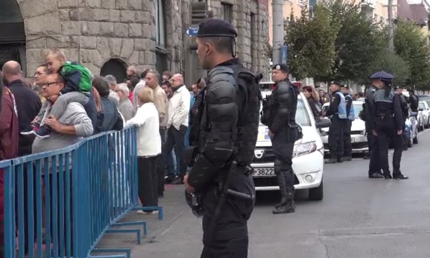 Protest în fața Liceului Romano-Catolic din Târgu Mureș. Scandalul afectează relațiile cu Ungaria