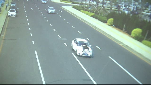 Un șofer a condus 2 km cu un polițist luat pe capotă. Cum s-a terminat cursa