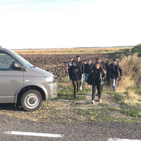 Bărbat reţinut după ce a fost prins de poliţiştii din Timişoara cu 20 de migranți în mașină