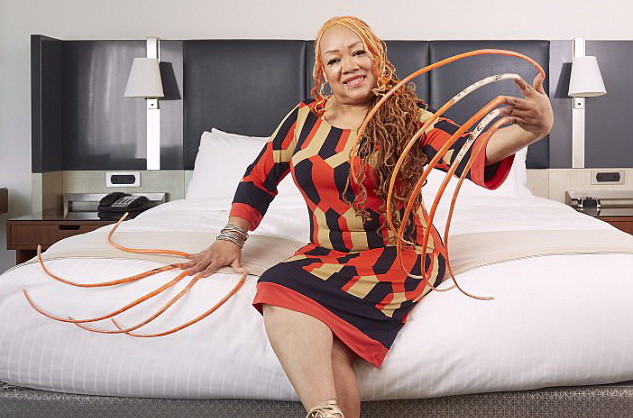 Record mondial. În câți ani și-a crescut această femeie unghiile de 61 de cm