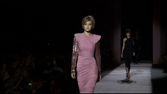 Tendinţele anilor '90, la Săptămâna Modei de la New York. Cele mai în vogă modele, pe podium