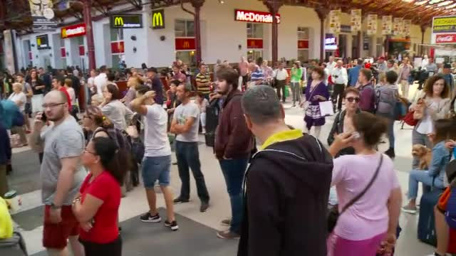 Haos în stațiile CFR și la bariere, din cauza unei defecțiuni electrice