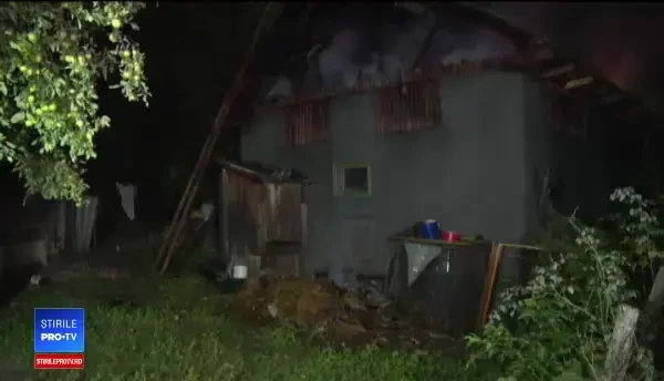 Explozie puternică, urmată de un incendiu în Bistriţa-Năsăud. Un bărbat a murit şi soţia lui a fost rănită