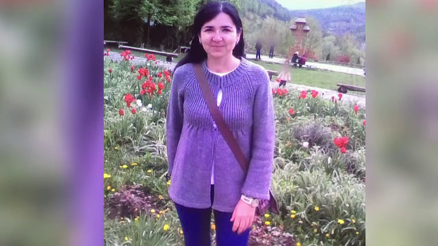 Sute de oameni şi-au luat rămas bun de la Anca, femeia ucisă de soţul ei în plină stradă, în oraşul Sighet