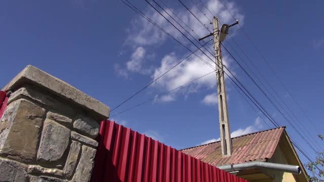 O familie din Neamţ trăieşte cu stâlpul de curent în casă. "Aşa am luat-o de la părinţi"