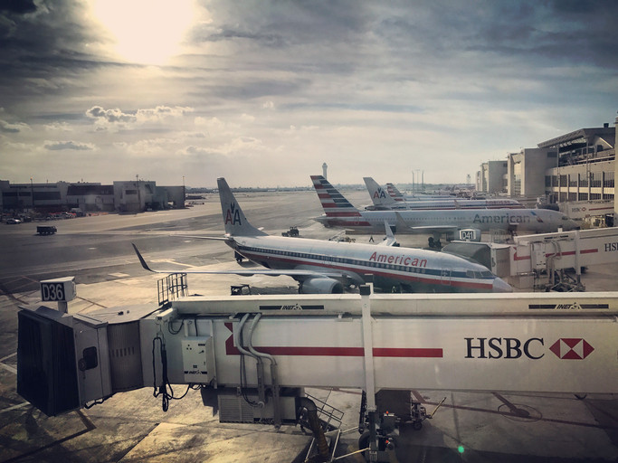 Bărbat împuşcat în aeroportul din Miami, după ce a intrat cu cuţitul pe pistă