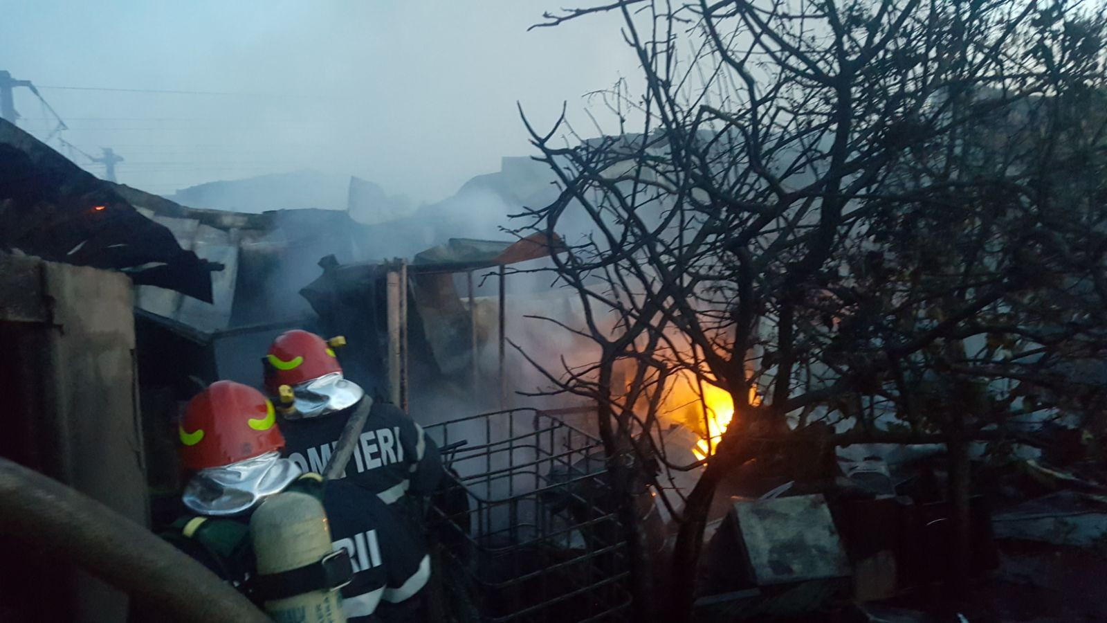 Incendiu la un service auto din Ilfov. Un om a fost rănit