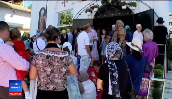 O mare de credincioşi! Mii de oameni, prezenţi la Biserica Sfânta Maria din Constanţa