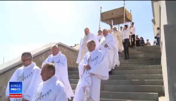 Sute de oameni au căutat ”lacrimile Macii Domnului”, despre care se spune că fac minuni