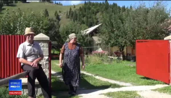 O familie din Neamţ trăieşte cu stâlpul de curent în casă: Aşa am luat-o de la părinţi