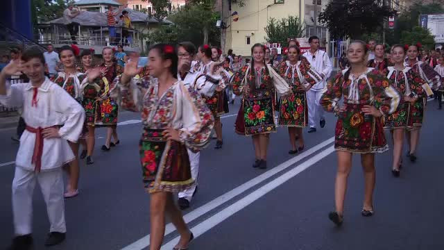 Paradă medievală, la Târgovişte. Copii s-au bucurat de "Vlad Ţepeş" şi "Mihai Viteazu"