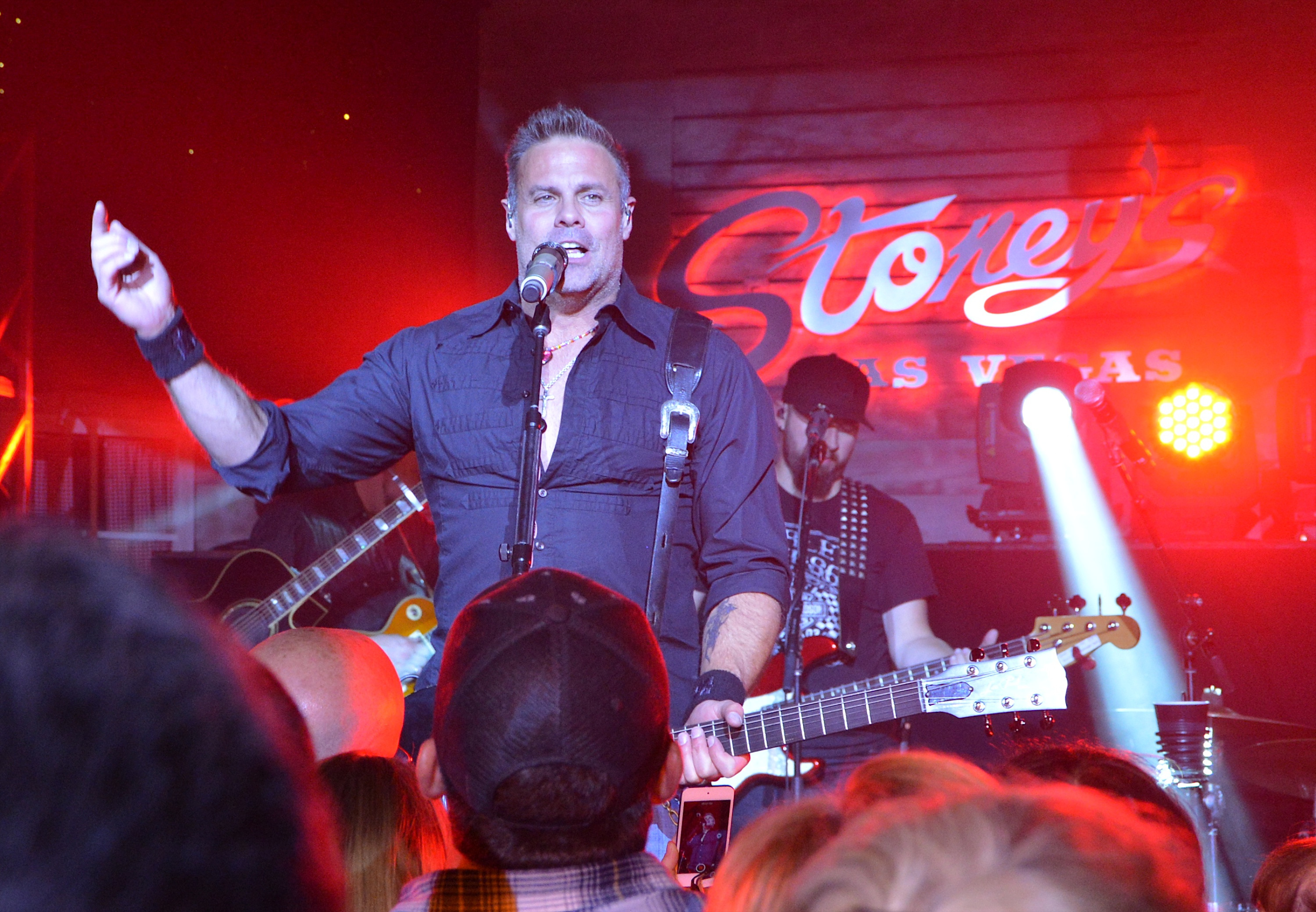 Cântăreţul american Troy Gentry a murit într-un accident de elicopter