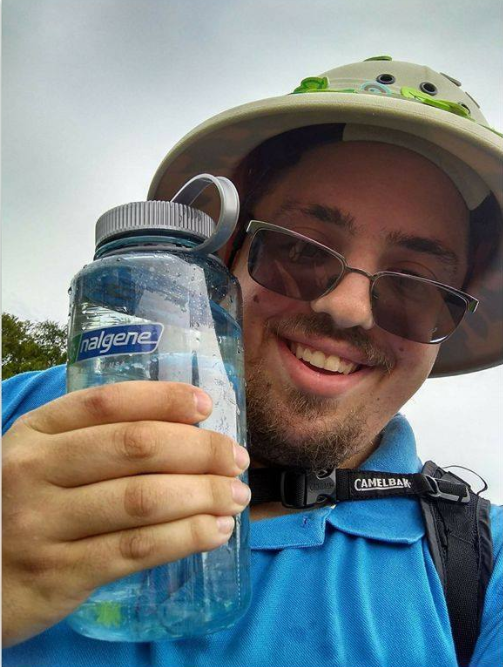 Soluţia găsită de un american ca să intre cu băutură la un festival