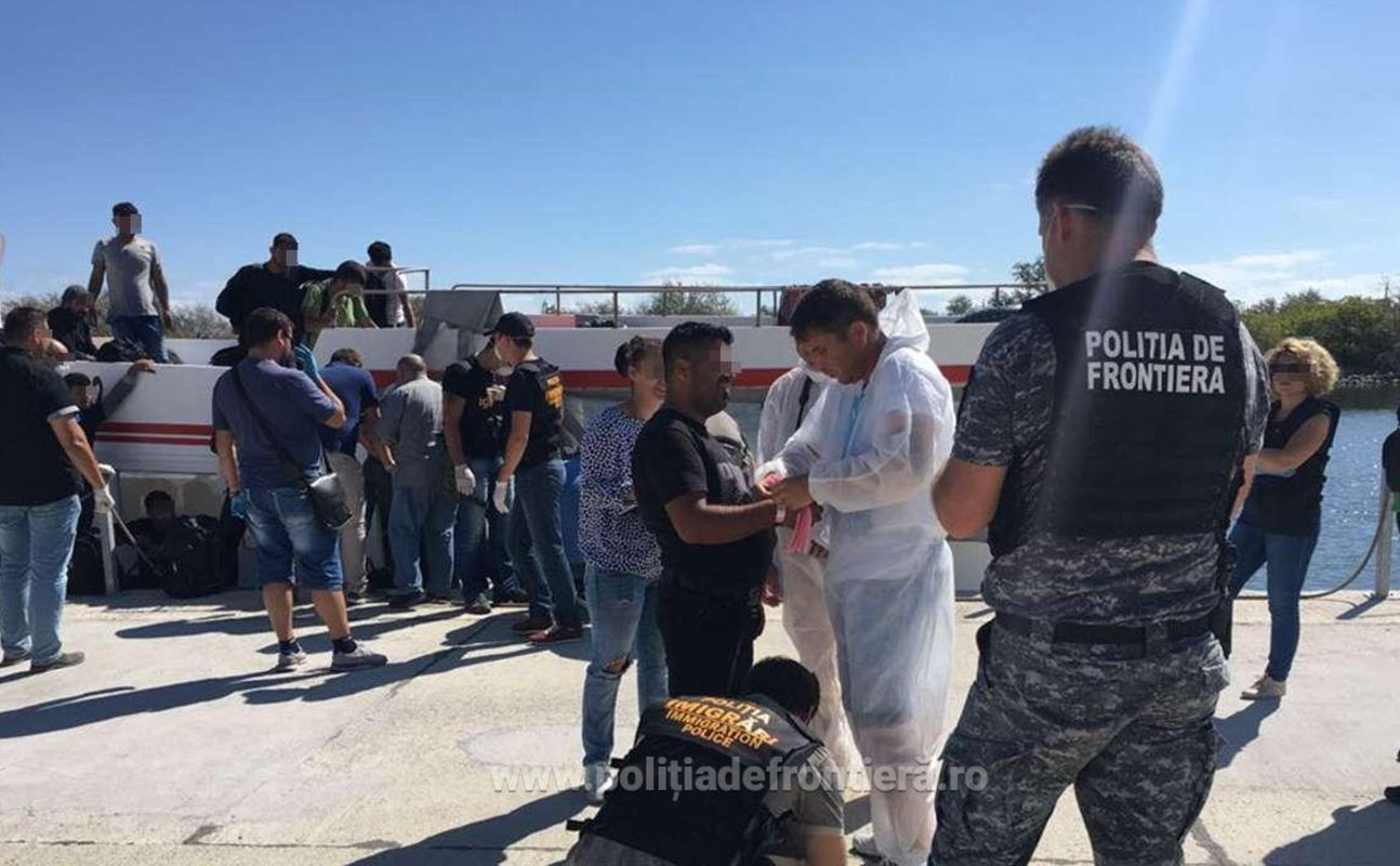 Două nave cu 227 de migranți, interceptate de Poliția de Frontieră