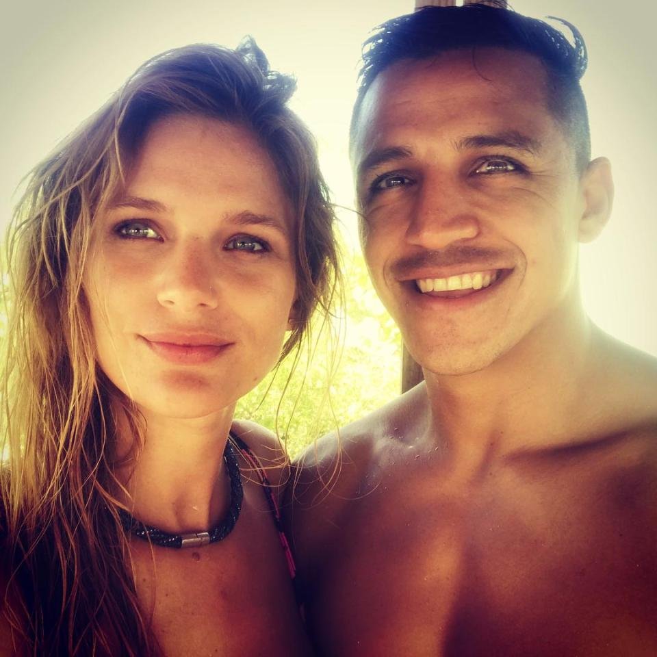 Alexis Sanchez si iubita