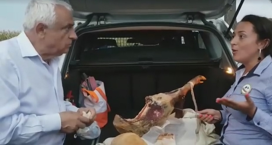 Ministrul Daea a postat imagini în care mănâncă jambon din portbagaj