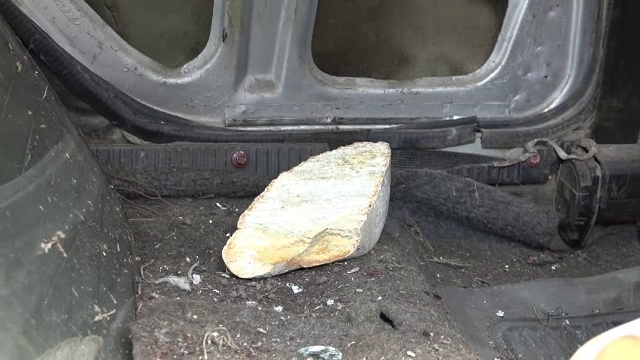 14 mașini, distruse de un bărbat care a început să arunce cu pietre în ele