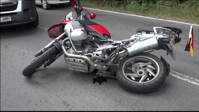 A intrat cu motocicleta într-o vacă de pe marginea drumului şi a murit