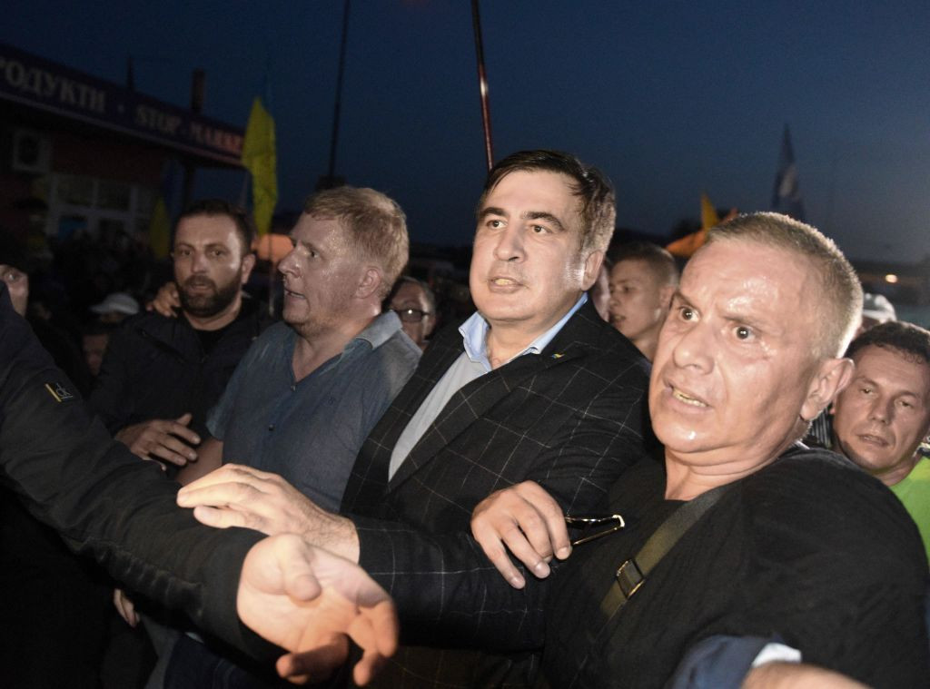 Mihail Saakaşvili, însoțit de sute de susținători, a forțat intrarea în Ucraina