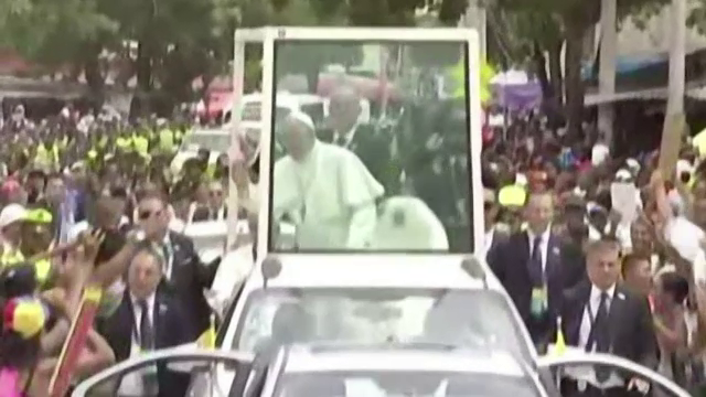 Papa Francisc s-a ales cu două vânătăi. S-a lovit cu capul în vehiculul care-l transporta la Cartahena