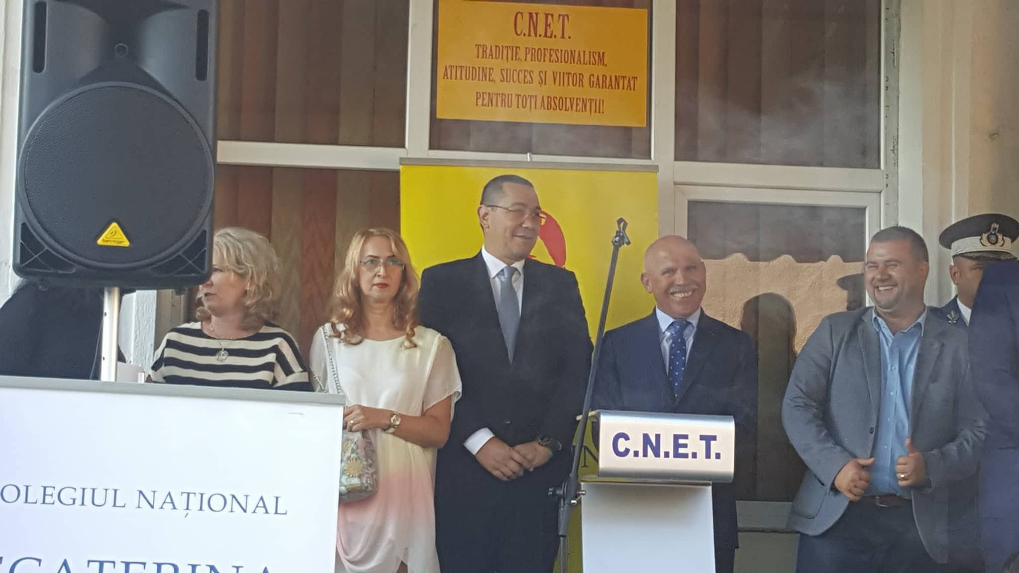 Ţinuta în care a venit în prima zi de şcoală directoarea unui liceu din Târgu Jiu. FOTO