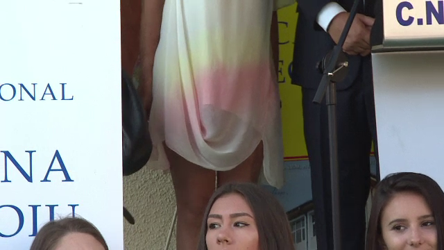 Ţinuta în care a venit în prima zi de şcoală directoarea adjunctă a unui liceu din Târgu Jiu. FOTO