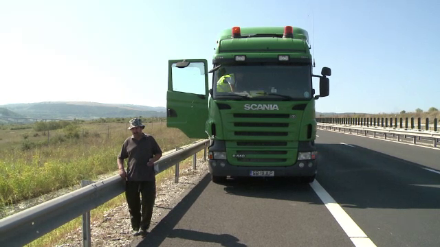 Poliţist în stare gravă după ce a fost spulberat de un TIR pe autostrada Sibiu-Deva