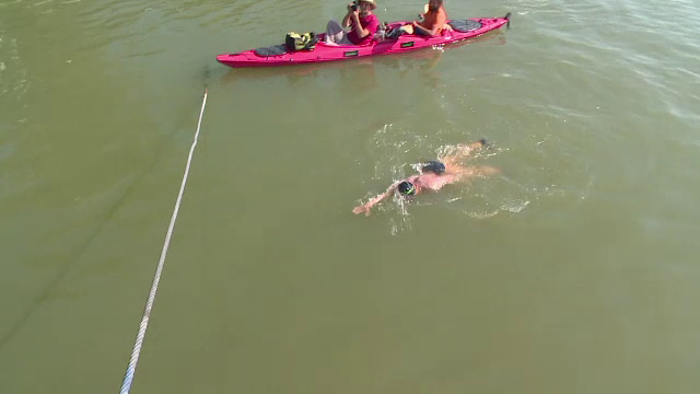 Avram Iancu, primul om din lume care vrea să parcurgă înot toată Dunărea, a ajuns la Galați