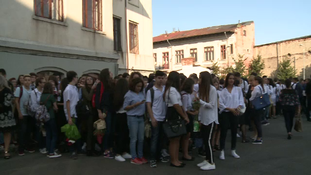 Imaginile dezastrului din învăţământ. Fără manuale și școli avizate, dar cu preoți