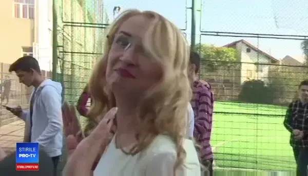 Ţinuta în care a venit în prima zi de şcoală directoarea adjunctă a unui liceu din Târgu Jiu