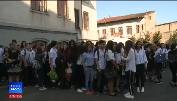 Imaginile dezastrului din învăţământul românesc. Fără manuale și școli avizate, dar cu preoți în prima zi de școală