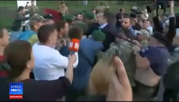 Mihail Saakaşvili, însoțit de sute de susținători, a forțat intrarea în Ucraina