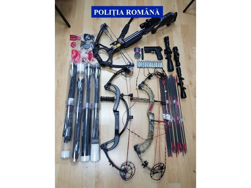 Pistol şi arbalete, găsite la un bărbat din Bihor