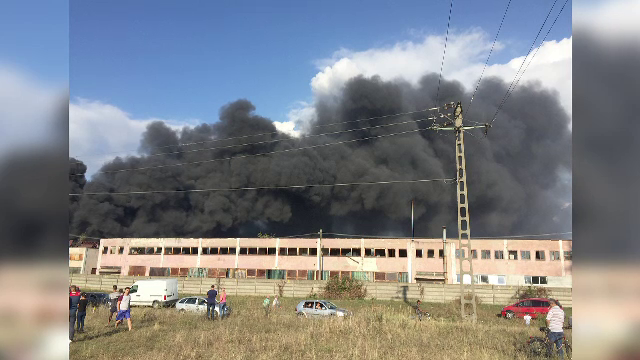Incendiu la fabrica de vopsele din Orăștie: risc pentru sănătatea populaţiei din cauza poluării