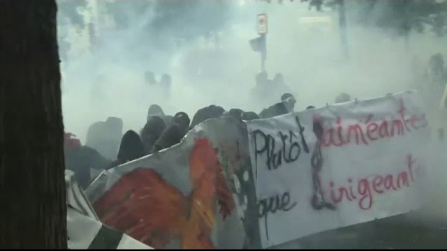 200.000 de francezi au ieșit în stradă să protesteze