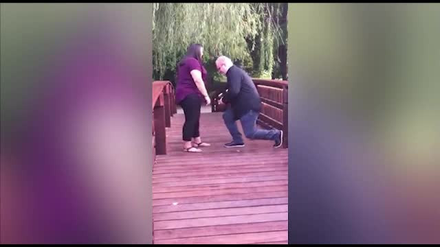 A vrut să-şi ceară iubita de soţie, dar a scăpat inelul în lac