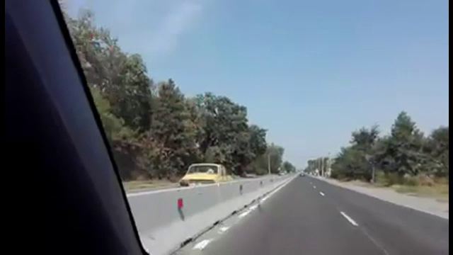 Câți ani are șoferul care a fost surprins mergând cu Dacia pe contrasens